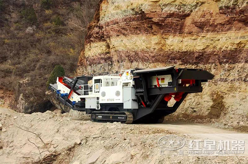 帶發電機移動式碎石機現場