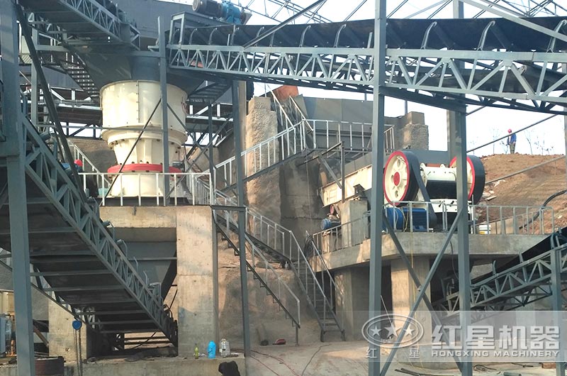 新型圓錐破碎機現場
