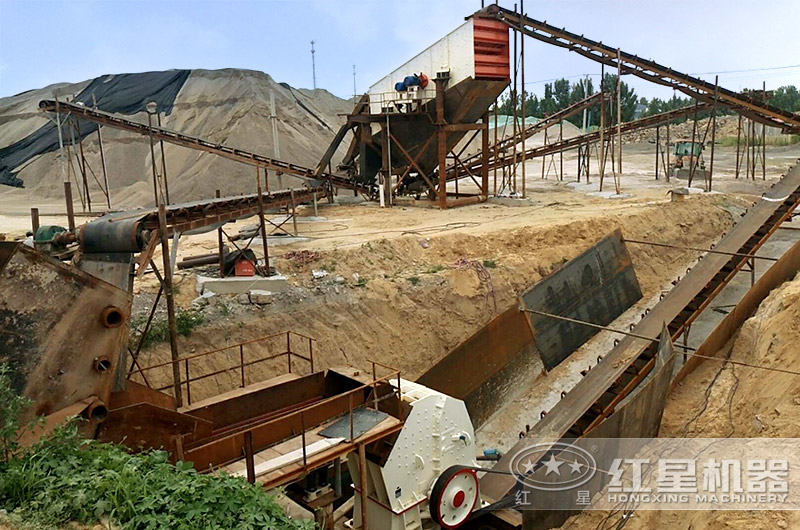 固定式錘式破碎機(jī)工作現(xiàn)場