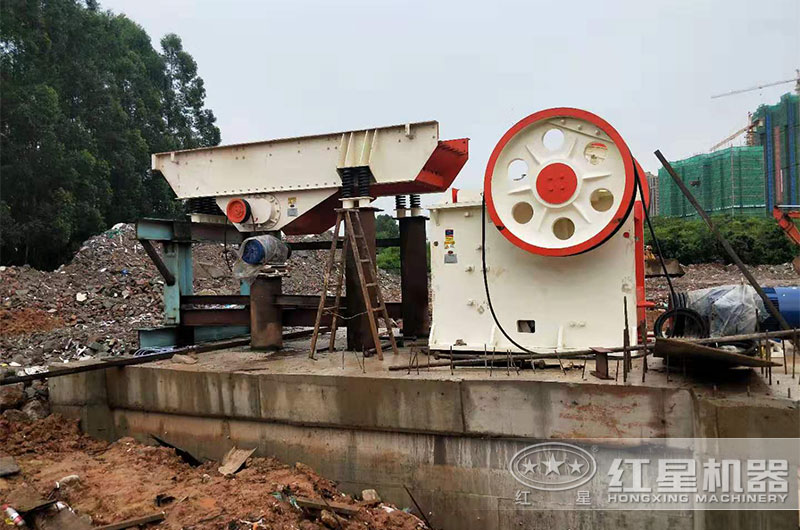 小型固定式破碎機(jī)處理建筑垃圾現(xiàn)場