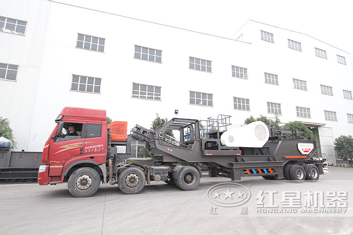 車載式顎式破碎機在車頭牽引下行走